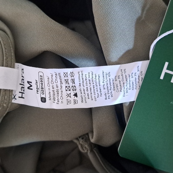 MEDIUM    HALARA V NECK EASY PEEZY RUCHED JUMPSUIT - Picture 10 of 10